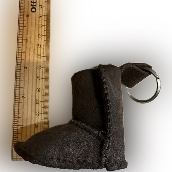 VTG NEW UGG KEYCHAIN WITH ORIGINAL SEALED CHAPSTICK BROWN SHEARLING LAMB SKIN 3” - Picture 7 of 14